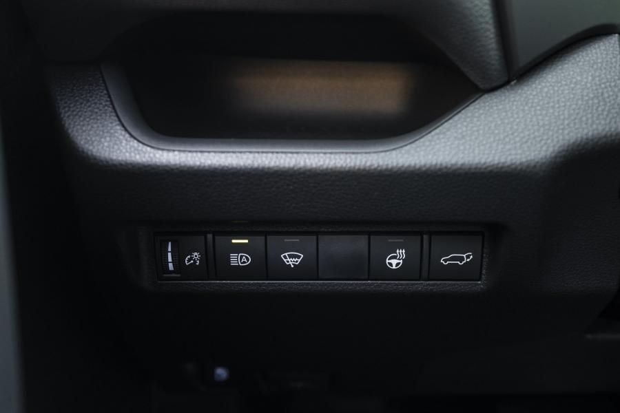 Детали интерьера Toyota RAV4 Prime SE 2020 года  (фото 33 из 37)